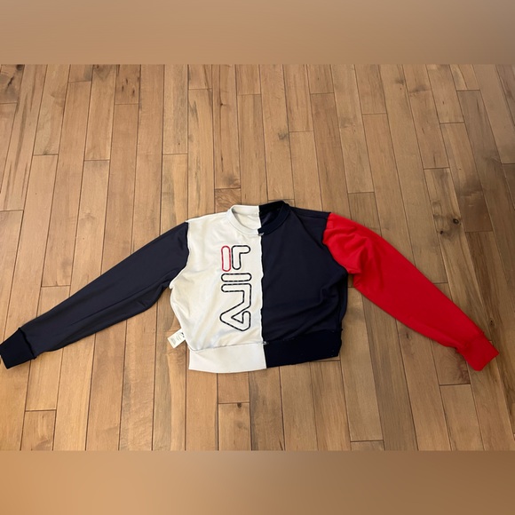 Chandail FILA presque neuf , encore tout blanc, aucune tache - Picture 3 of 4